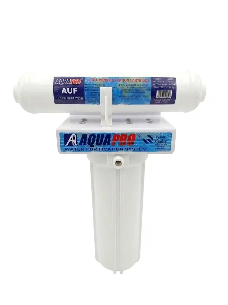 Une photographie de produit nette et isolée sur fond blanc montrant un système de purification d'eau compact de marque AQUAPRO. L'appareil est composé d'une cartouche de filtration cylindrique horizontale sur le dessus, portant des étiquettes AUF et Ultra Microfiltration, et d'un boîtier de filtre vertical blanc en dessous.