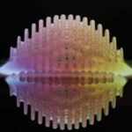 Surface de l’eau façonnée en reliefs réguliers grâce à une structure imprimée en 3D, illustrant les effets de la tension de surface.