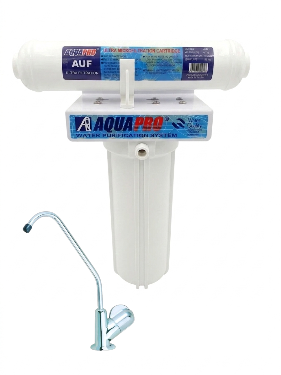 Une photographie de produit nette et isolée sur fond blanc montrant un système de purification d'eau compact de marque AQUAPRO. L'appareil est composé d'une cartouche de filtration cylindrique horizontale sur le dessus, portant des étiquettes AUF et Ultra-filtration, et d'un boîtier de filtre vertical blanc en dessous.